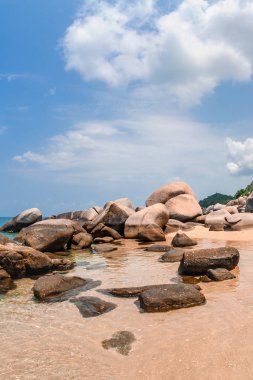 Güzel tropikal plaj turkuaz okyanus su ile egzotik Adası'nda. Doğa arka plan