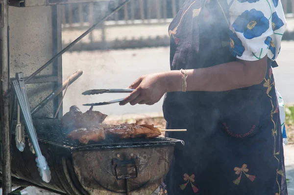 Phuket Thaïlande Mars 2018 Femme Asiatique Cuisine Brochettes Poulet Sur — Photo