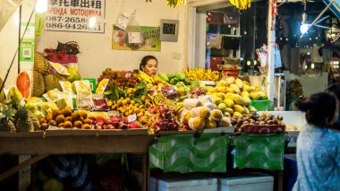 Phuket, Tayland - 10. Mart 2018. Sokakta tropikal, egzotik taze meyve satan bir kimliği belirsiz Asyalı satıcı. Gün Editör atış