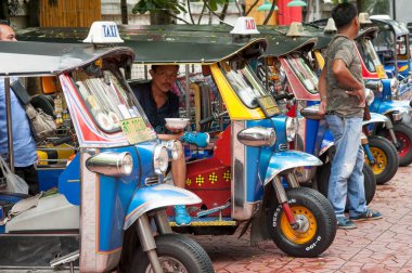 Bangkok, Tayland - 03. Mayıs 2018. Tayland tuk tuk şehir sokak çevresinde sürüş turist taksi. Otomatik çekçek tuk-tuk denilen geleneksel motorlu araçlar var. Gün Editör atış