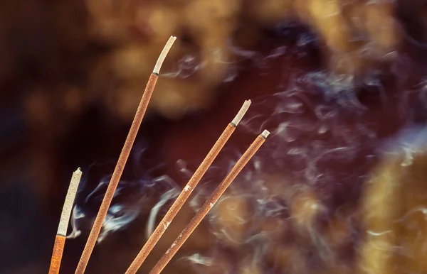 Incienso Palos Aromáticos Con Humo Sobre Fondo Oscuro Quemaduras Patio — Foto de Stock