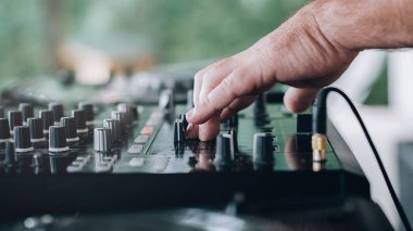 Disk jokey eller çalış müzik Dj Cd çalar ve özel yaz günü partisi karıştırıcı ile yakın çekim