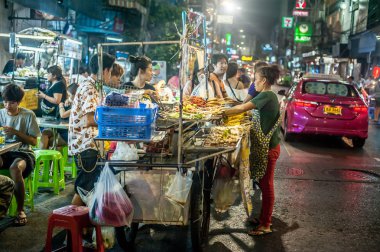 Bangkok, Tayland - 29. Mart 2018. Kimliği belirsiz bir Asya satıcı gıda sokakta hazırlar. Pad Tay dili Gece editoryal atış