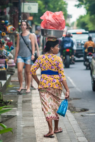 Bali Indonésie Avril 2018 Vue Arrière Portrait Femme Balinaise Portant — Photo