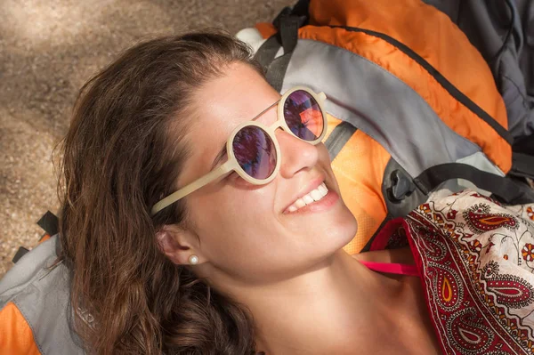 Šťastná Dívka Batoh Těší Letní Pláž Cestovní Ruch Rekreační Pojetí — Stock fotografie