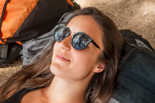 Gelukkig Meisje Met Rugzak Genieten Het Strand Van Zomer Toerisme — Stockfoto