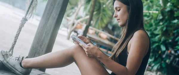 Junge Frau Liegt Schaukelnd Tropischen Strand Und Liest Bücher Koh — Stockfoto