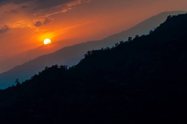 Andaman Denizi plaj güzel tropikal gün batımı. Koh Tao, Tayland