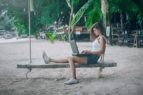 Junge Frau Mit Laptop Beim Schaukeln Tropischen Strand Koh Tao — Stockfoto