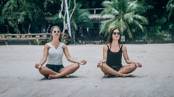 Deux Copines Qui Font Yoga Posent Sur Plage Été Position — Photo