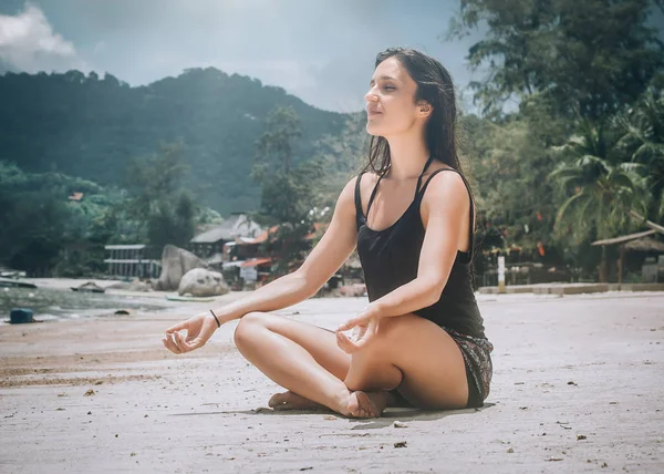 Jeune Femme Qui Fait Yoga Pose Sur Plage Été Position — Photo