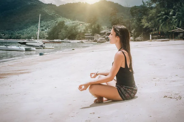 Mujer Joven Haciendo Yoga Posan Playa Verano Posición Loto Concepto —  Fotos de Stock