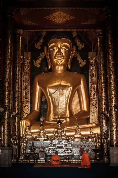 Chiang Mai Tailandia Circa Mayo 2018 Monjes Budistas Oración Templo — Foto de Stock