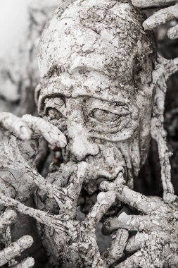 Wat Rong Khun - Beyaz Tapınak, Chiang Rai Tayland - Mayıs 2018 yaklaşık. Detay metamorfik korku yüz eller outreaching yüzlerce heykel arasında çığlık