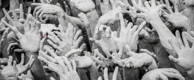 Wat Rong Khun - Beyaz Tapınak, Chiang Rai Tayland - Mayıs 2018 yaklaşık. Sınırsız arzu sembolize eller outreaching yüzlerce heykel.