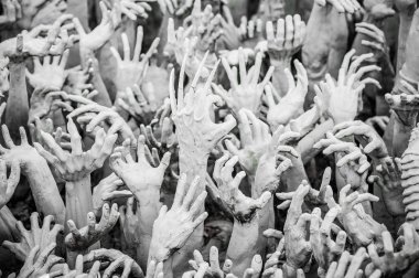 Wat Rong Khun - Beyaz Tapınak, Chiang Rai Tayland - Mayıs 2018 yaklaşık. Sınırsız arzu sembolize eller outreaching yüzlerce heykel.