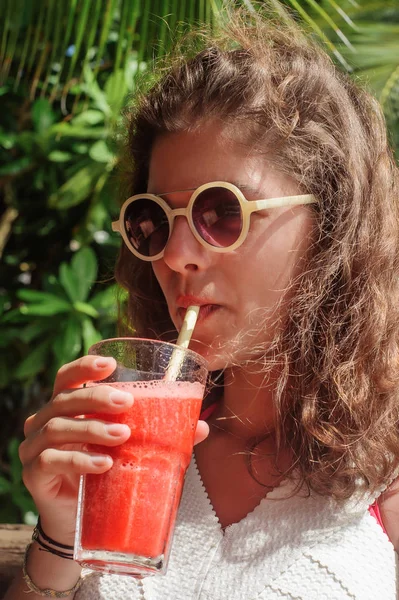 Two Girlfriends Sitting Bar Cafe Drinking Fruit Cocktail Tropical Beach — Stock Photo, Image