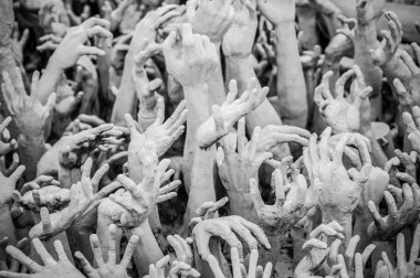 Wat Rong Khun - Beyaz Tapınak, Chiang Rai Tayland - Mayıs 2018 yaklaşık. Sınırsız arzu sembolize eller outreaching yüzlerce heykel.