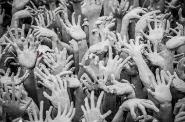 Wat Rong Khun - Beyaz Tapınak, Chiang Rai Tayland - Mayıs 2018 yaklaşık. Sınırsız arzu sembolize eller outreaching yüzlerce heykel.