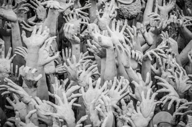 Wat Rong Khun - Beyaz Tapınak, Chiang Rai Tayland - Mayıs 2018 yaklaşık. Sınırsız arzu sembolize eller outreaching yüzlerce heykel.