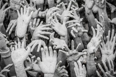 Wat Rong Khun - Beyaz Tapınak, Chiang Rai Tayland - Mayıs 2018 yaklaşık. Sınırsız arzu sembolize eller outreaching yüzlerce heykel.