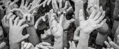 Wat Rong Khun - Beyaz Tapınak, Chiang Rai Tayland - Mayıs 2018 yaklaşık. Sınırsız arzu sembolize eller outreaching yüzlerce heykel.