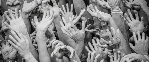 Wat Rong Khun - Beyaz Tapınak, Chiang Rai Tayland - Mayıs 2018 yaklaşık. Sınırsız arzu sembolize eller outreaching yüzlerce heykel.