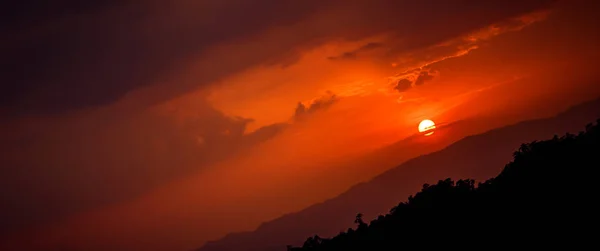 Schöne Sonnensilhouette Bei Untergang Bergdorf Chiang Mai Nordthailand — Stockfoto