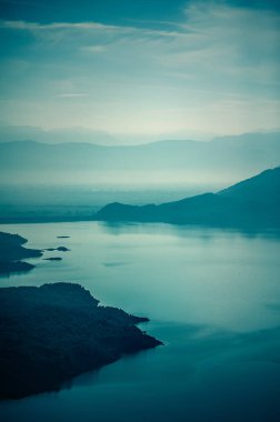 Yaz dağ silsilesi ile panoramik dağ gölü güzel dağ tepe ile temizleyin. Durmitor, Karadağ
