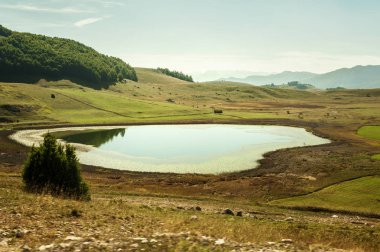 Yaz dağ silsilesi ile panoramik dağ gölü güzel dağ tepe ile temizleyin. Durmitor, Karadağ