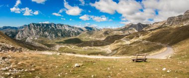 Panoramik yaz Sıradağları ve kemer sistemi güzel dağ tepe ile. Durmitor, Karadağ
