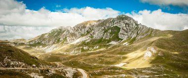 Panoramik yaz Sıradağları ve kemer sistemi güzel dağ tepe ile. Durmitor, Karadağ
