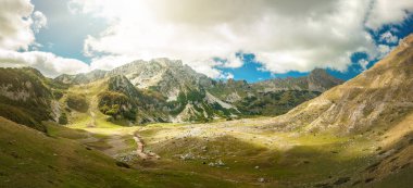Panoramik yaz Sıradağları ve kemer sistemi güzel dağ tepe ile. Durmitor, Karadağ