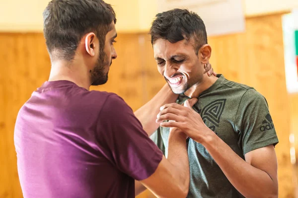 贝尔格莱德 塞尔维亚 2018年10月 学生对人体的关键和高度敏感点进行练习 压力点战斗的概念 Avi Nardia Kapap 自卫研讨会 — 图库照片