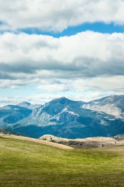 Panoramik yaz Sıradağları ve kemer sistemi güzel dağ tepe ile. Durmitor, Karadağ
