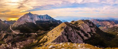 Panoramik yaz Sıradağları ve kemer sistemi güzel dağ tepe ile. Lovcen, Karadağ
