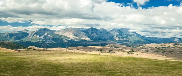Panoramik Yaz Sıradağları Kemer Sistemi Güzel Dağ Tepe Ile Durmitor — Stok fotoğraf