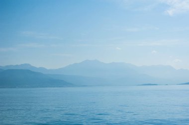 Güzel deniz manzara arka planda dağlar. Karadağ