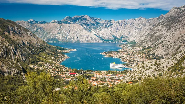 Costa Del Mar Vista Ciudad Rodeada Montañas Kotor Montenegro —  Fotos de Stock