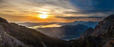 Akdeniz renkli günbatımında dağlarla çevrili Panoraması. Karadağ