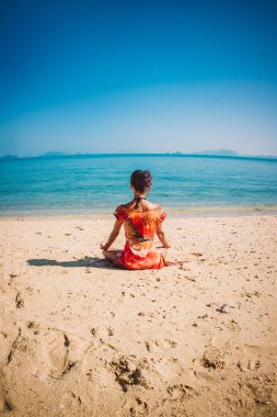 Rahatlatıcı ve pratik yoga yaz sahilde kadın uygun. Sakin ol ve kavram meditasyon