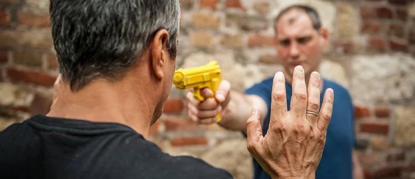 Ladrão Com Uma Arma Ataca Vítima Numa Parte Abandonada Cidade — Fotografia de Stock