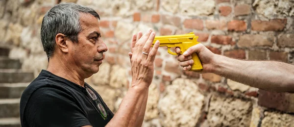 Rabló Fegyverrel Támadások Áldozat Város Elhagyott Részén Fegyvert Lefegyverezni Képzés — Stock Fotó