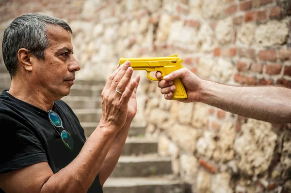 Rånare Med Pistol Angriper Offret Övergiven Del Staden Gun Punkt — Stockfoto