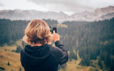 Kadın yaz dağ manzara panoramik resim çekmek hiking. Selfie fotoğraf sopa. Zabljak Durmitor, Karadağ