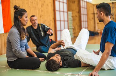 Belgrad, Sırbistan 04-12. Ekim 2018. Öğretmen ve öğrencilerin uygulama Bjj Brezilya jiu-jitsu tekniği eğitimi avı Nardia Kapap öz savunma seminer üzerinde