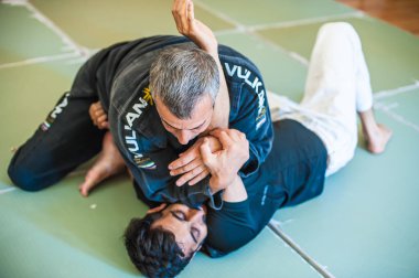 Belgrad, Sırbistan 04-12. Ekim 2018. Öğretmen ve öğrencilerin uygulama Bjj Brezilya jiu-jitsu tekniği eğitimi avı Nardia Kapap öz savunma seminer üzerinde