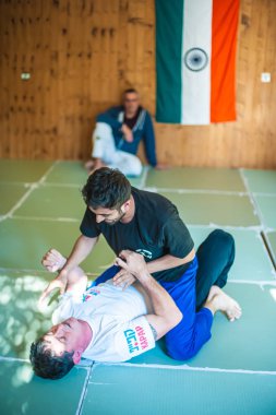 Belgrad, Sırbistan 04-12. Ekim 2018. Öğretmen ve öğrencilerin uygulama Bjj Brezilya jiu-jitsu tekniği eğitimi avı Nardia Kapap öz savunma seminer üzerinde