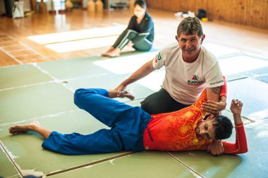 Belgrad, Sırbistan 04-12. Ekim 2018. Öğretmen ve öğrencilerin uygulama Bjj Brezilya jiu-jitsu tekniği eğitimi avı Nardia Kapap öz savunma seminer üzerinde