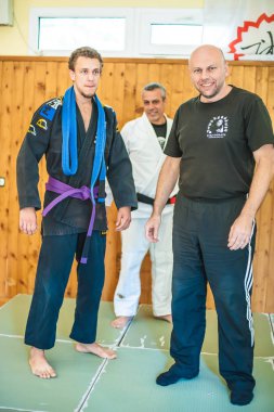 Belgrade, Sırbistan - 12. Ekim 2018. Öğrenci terfi ve Bjj Brezilya Jiu-Jitsu mor kemer avı Nardia Kapap öz savunma seminer üzerinde alır